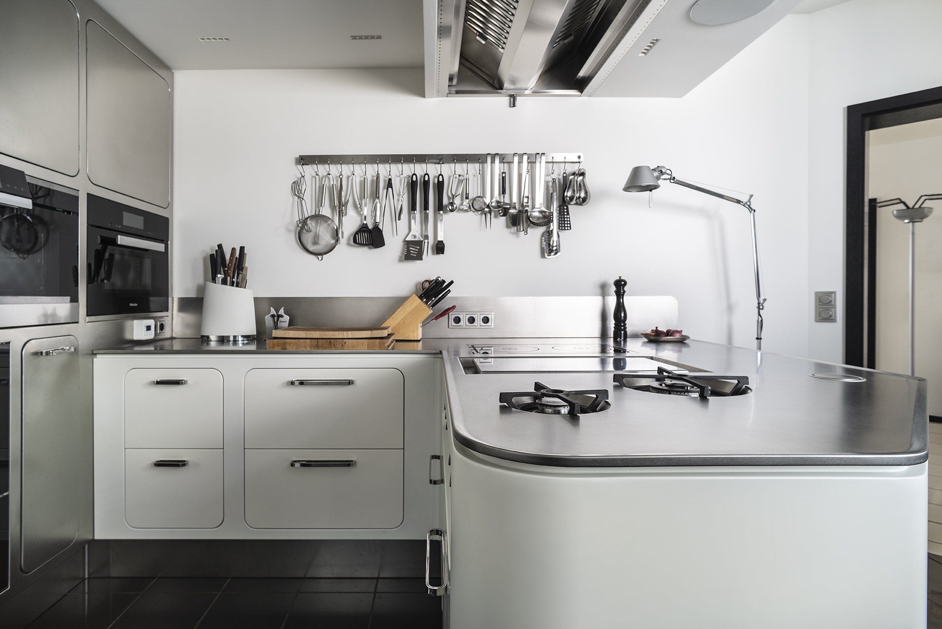 Stainless steel kitchens are the new luxe trend to try